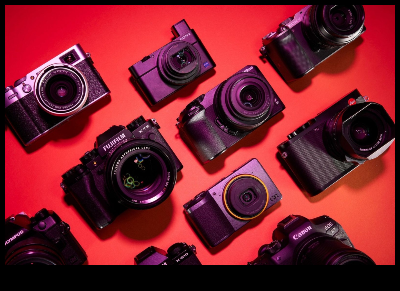 יצירתיות קומפקטית: חקר מצלמות הצבע וצילום עשירות בתכונות