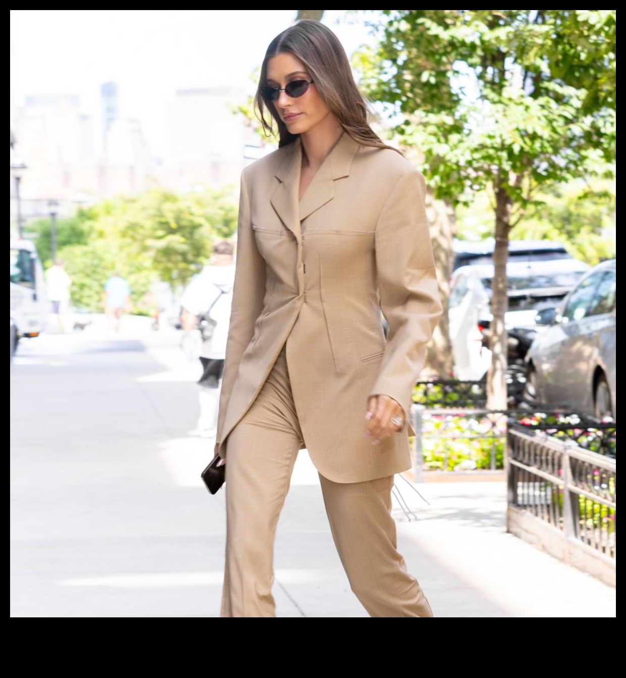 אלגנטיות מתריסה לעידן: תלבושות וינטג' לסגנון נצחי