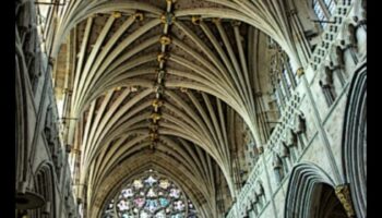 דברי הימים של הקפלה: ביטויים אמנותיים בקפלות הגותיות